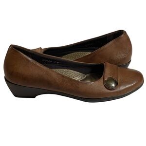 RASOLLI BROWN LEATHER LOAFERS WITH BUTTON DETAIL SZ 7.5